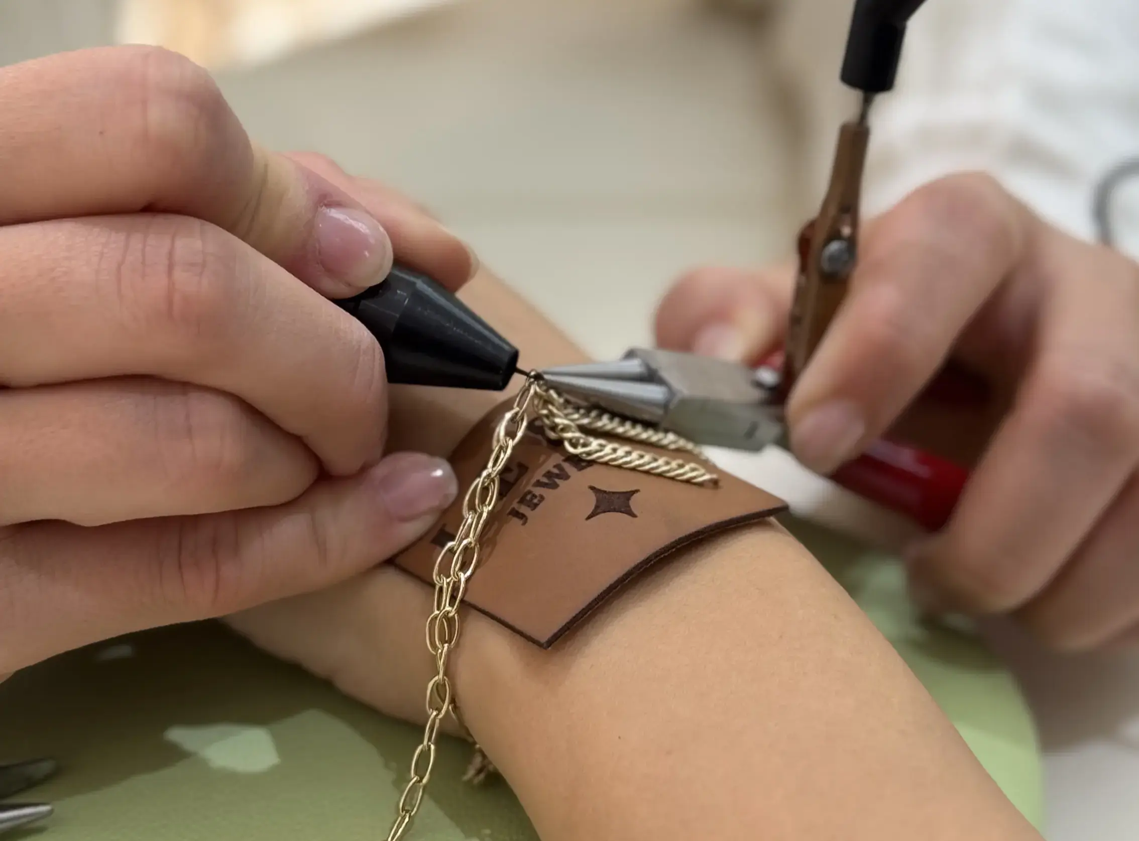 Less Kaynak Bileklik